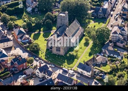 Una vista aerea della chiesa normanna 13c di St Andrew's, nella piccola città di confine di Presteigne, Powys, Regno Unito Foto Stock