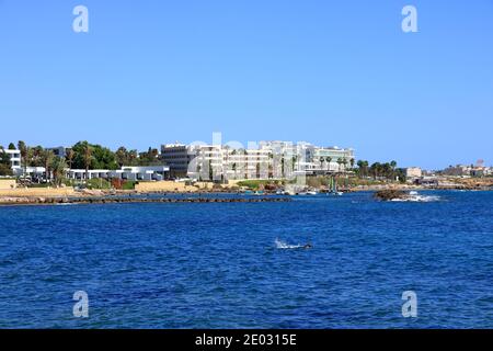 2 Ottobre 2020 - Paphos, Cipro: Area turistica e spiaggia nella città di Cipro Paphos Foto Stock