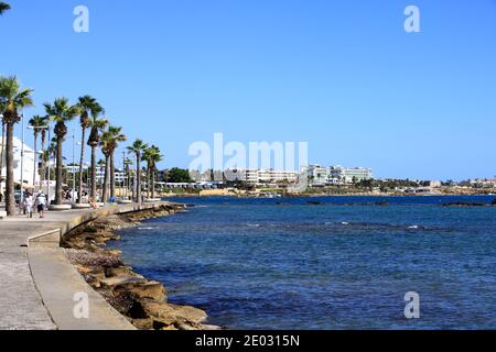 2 Ottobre 2020 - Paphos, Cipro: Area turistica e spiaggia nella città di Cipro Paphos Foto Stock