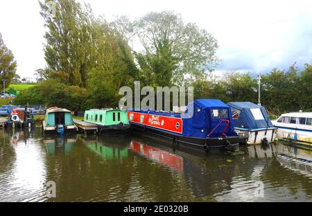 Canal boats ormeggiata sul canale di Lancaster 2000 Foto Stock