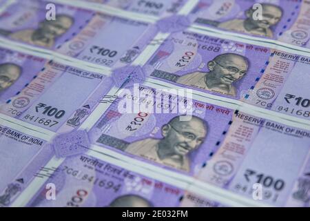 Un centinaio di rupie banconote - India moneta di fondo Foto Stock