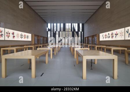 Vista interna del negozio di mele vuoto senza esposizione di prodotti e persone che è chiuso durante il blocco da COVID-19 a Düsseldorf, Germania. Foto Stock