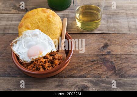 Pancake di mais con carne marinata e uova fritte su base di legno. Tipica cucina asturiana. Spazio di copia. Foto Stock