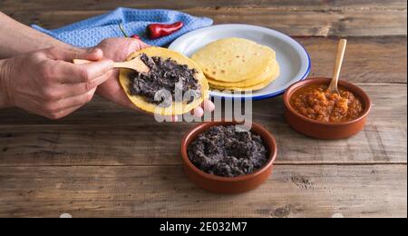 Processo di produzione di uova per la colazione messicane per gli allevatori su una base di legno. Cucina messicana. Spazio di copia. Foto Stock