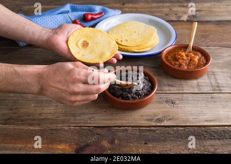 Processo di produzione di uova per la colazione messicane per gli allevatori su una base di legno. Cucina messicana. Spazio di copia. Foto Stock