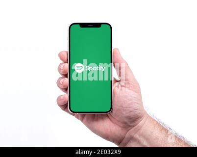Antalya, TURCHIA - 25 dicembre 2020. Schermo smartphone iPhone 12 con logo Spotify. Foto Stock