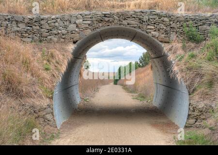 Tunnel sotto strada su strada, corso di Central Otago Railway bike Trail in Nuova Zelanda Foto Stock