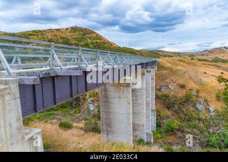 Ponte sul fiume Taieri presso la pista ciclabile Central Otago Railway In Nuova Zelanda Foto Stock