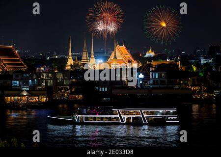 Vista dall'alto della barca da crociera sul fiume Chao Phraya con il buddha reclinato Wat Pho e il Monte d'Oro durante lo spettacolo del festival dei fuochi d'artificio di Capodanno. Foto Stock