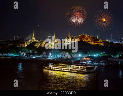 Vista dall'alto della crociera sul fiume Chao Phraya con il Grand Palace e il Tempio del Buddha di Smeraldo, la Chakri Maha Prasat Throne Hall in fes fuochi d'artificio di Capodanno Foto Stock