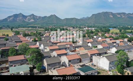 Vista aerea dei tetti rurali cinesi, splendido paesaggio rurale Foto Stock