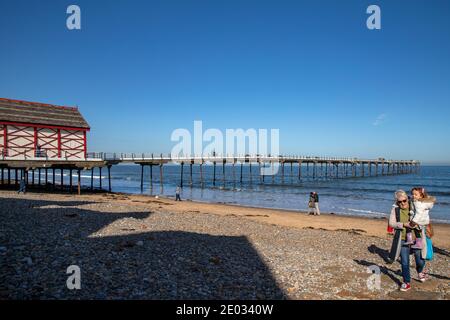 Saltburn Pier, l'ultimo molo rimasto nello Yorkshire, costruito nel 18696 per soddisfare gli escursionisti vittoriani e i turisti che visitano la città costiera. Foto Stock