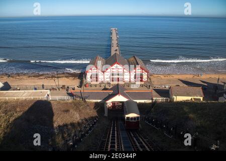 Saltburn Pier, l'ultimo molo rimasto nello Yorkshire, costruito nel 18696 per soddisfare gli escursionisti vittoriani e i turisti che visitano la città costiera. Foto Stock