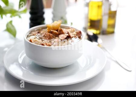 Borscht bianco con salsiccia e patate. Tradizionale zuppa polacca di segale acida con salsiccia e patate. Fotografia culinaria. Foto Stock