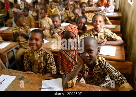 MALI, Gao, scuola di chiesa cattolica, alunni musulmani, la scuola è stata durante la guerra 2012 occupata e in parte distrutta da estremisti islamici/ katholische Schule ECSG „Ecole Catholique Soeur Geneviève", Schule wurde während des Krieges 2012 von Islamisten als Quartier genutzt und zerstört, Unterrichtsraum, muslimische Maedchen Foto Stock