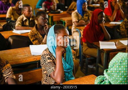 MALI, Gao, scuola di chiesa cattolica, alunni musulmani, la scuola è stata durante la guerra 2012 occupata e in parte distrutta da estremisti islamici/ katholische Schule ECSG „Ecole Catholique Soeur Geneviève", Schule wurde während des Krieges 2012 von Islamisten als Quartier genutzt und zerstört, Unterrichtsraum, muslimische Maedchen Foto Stock