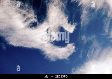 La lettera a forma di C forma nuvole nel cielo blu in inverno Dicembre 2020 Galles Regno Unito KATHY DEWITT Foto Stock