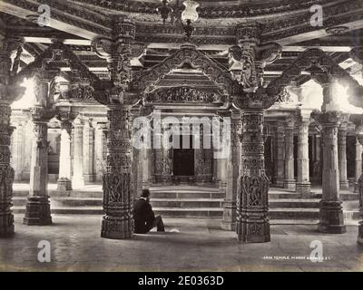 Fotografia d'epoca del XIX secolo - Tempio di Jain, Monte Abu, immagine di Samuel Bourne, 1860's. Mount Abu è una stazione collinare nello stato del Rajasthan, in India occidentale, vicino al confine con il Gujarat. Foto Stock