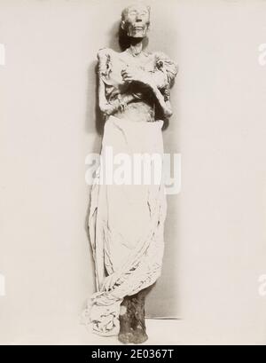 Mummia, corpo mummificato del faraone Ramses II d'Egitto, fotografia d'annata circa 1880's. Foto Stock