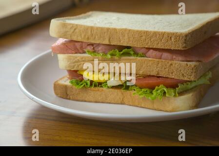 Touseup di panini freschi, gustosa e sana colazione, pane, uova e verdure Foto Stock