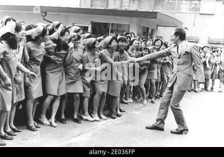 29 dicembre 2020. Foto di file non datata di Perre Cardin in Giappone. Lo stilista francese Pierre Cardin è morto in ospedale a Neuilly, a ovest di Parigi, la sua famiglia ha confermato. Era conosciuto per il suo stile all'avanguardia e per i suoi design in stile Space Age, che includeva il suo iconico abito a bolla nel 1954. Foto di cortesia della Collezione privata via ABACAPRESS. Credit: ABACAPRESS/Alamy Live News Foto Stock