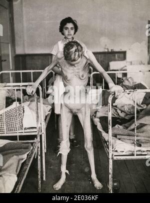 Vintage World War 11 WW2 Photografia - il sopravvissuto al campo di concentramento ebraico Margit Shcwartz, di 31 anni, di Budapest, in ospedale. Secondo la didascalia ha scelto di tirarsi in questa posizione senza aiuto, così potrebbe essere fotografata, essendo stata in precedenza vitalmente incapace di muoversi. Foto Stock