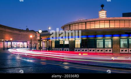 Stazione della metropolitana di Southgate sulla Piccadilly Line a Londra, Inghilterra Foto Stock