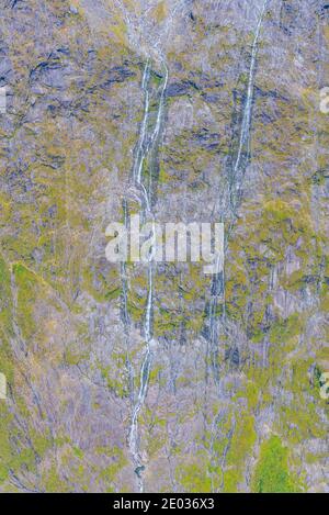Cascata al parco nazionale di fiordland in Nuova Zelanda Foto Stock
