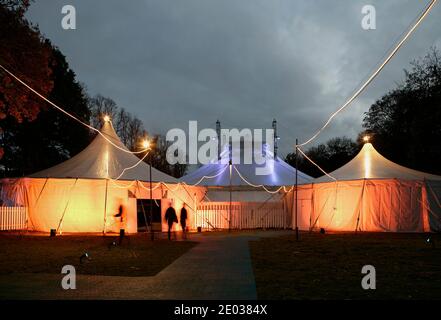 Grande cima eretta a Nowton Park, Bury St Edmunds per la pantomima reale del Teatro Robinson Crusoe. Foto Stock