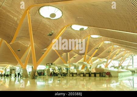 Madrid, Spagna - La moderna struttura dell'Aeroporto Internazionale di Barajas. Foto Stock