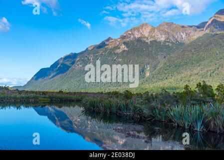 Specchi laghi sulla strada per Milford Sound, Nuova Zelanda Foto Stock