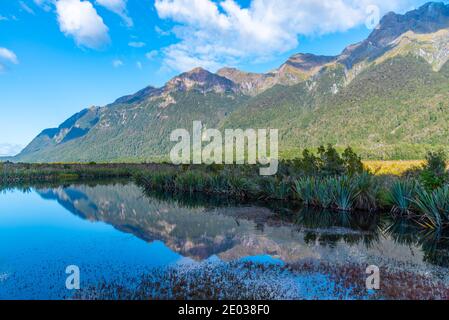 Specchi laghi sulla strada per Milford Sound, Nuova Zelanda Foto Stock