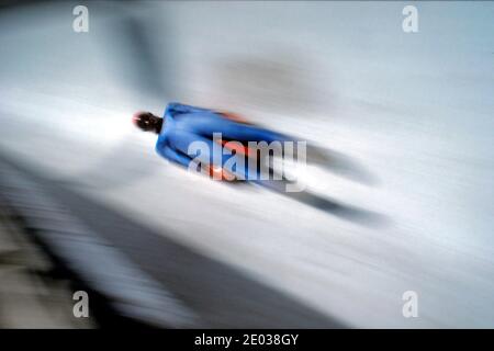 Una persona fugge su una pista di slittino. Sport invernali Foto Stock