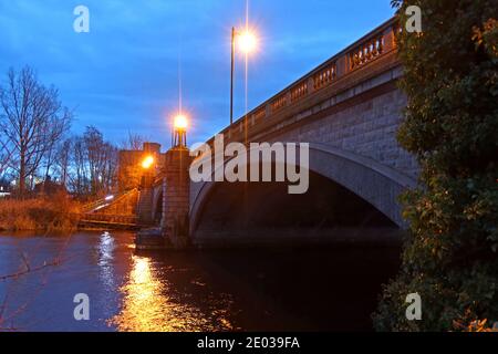 Kingsway Bridge, Westy, attraversando il fiume Mersey, A50, Warrington, crepuscolo, notte, Cheshire, Inghilterra, Regno Unito Foto Stock