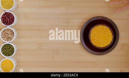 Vista dall'alto di fagioli e grani. Granoturco, fagioli, fagioli adzuki, bacche di grano e miglio su tavola di legno. Spazio di copia Foto Stock