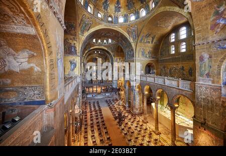 Splendidi mosaici dorati all'interno della Basilica di San Marco, interni dalla galleria sopra l'ingresso principale, Venezia, Veneto, Italia Foto Stock