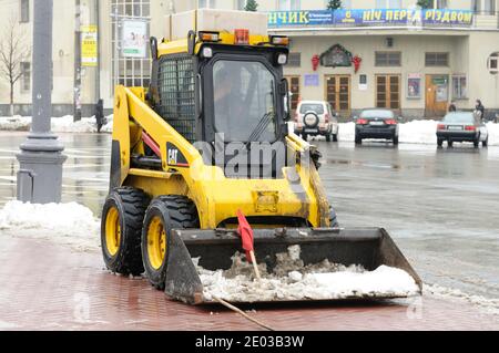 Città dopo la bizzarda. Grande aratro camion che rimuove la neve dalla strada della città. 17 gennaio 2018. Kiev, Ucraina Foto Stock