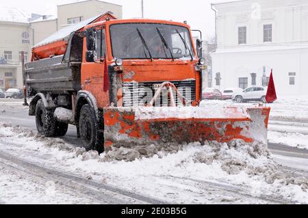 Città dopo la bizzarda. Grande aratro camion che rimuove la neve dalla strada della città. 17 gennaio 2018. Kiev, Ucraina Foto Stock