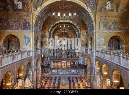 Splendidi mosaici dorati all'interno della Basilica di San Marco, interni dalla galleria sopra l'ingresso principale, Venezia, Veneto, Italia Foto Stock