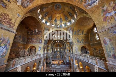 Splendidi mosaici dorati all'interno della Basilica di San Marco, interni dalla galleria sopra l'ingresso principale, Venezia, Veneto, Italia Foto Stock