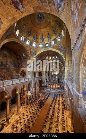 Splendidi mosaici dorati all'interno della Basilica di San Marco, interni dalla galleria sopra l'ingresso principale, Venezia, Veneto, Italia Foto Stock