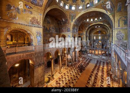 Splendidi mosaici dorati all'interno della Basilica di San Marco, interni dalla galleria sopra l'ingresso principale, Venezia, Veneto, Italia Foto Stock