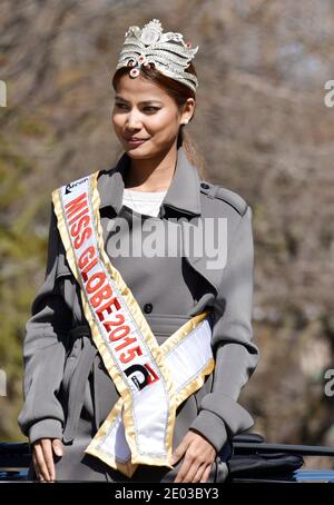 Miss Globe 2015 durante la Beaches Lions Club Easter Parade, Toronto, Canada, 2016 Foto Stock