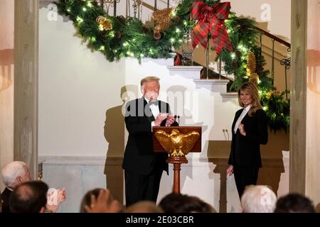 Washington, Stati Uniti d'America. 10 dicembre 2020. Il Presidente degli Stati Uniti Donald Trump e la First Lady Melania Trump applaudono gli ospiti che partecipano al Congresso Ball n the Grand Foyer of the White House 10 dicembre 2020 a Washington, DC Credit: Planetpix/Alamy Live News Foto Stock