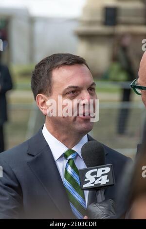 Tim Hudak, leader conservatore progressivo in Ontario, Canada. Intervista per CP24 durante il funerale dello Stato di Jim Flaherty, Toronto, Canada-Aprile 2014 Foto Stock