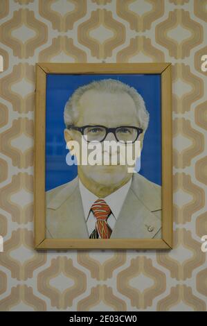 Honecker-Portrait, Leiterzimmer, Daueraustellung, Stasi-Gedenkstaette, Genslerstrasse, Hohenschoenhausen, Lichtenberg di Berlino, Deutschland Foto Stock