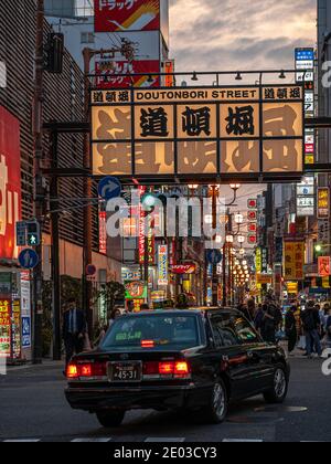 OSAKA, GIAPPONE - APRILE, 25 2019: Strade notturne di Dotonbori Street a Osaka, Giappone Foto Stock