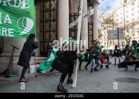 Barcellona, Catalogna, Spagna. 29 Dic 2020. La donna è vista cantare con i manifestanti.il movimento argentino, Green Tide (Marea Verde), fa una chiamata di fronte al consolato argentino a Barcellona che martedì, 29 dicembre, il giorno che il Senato argentino dibatte per dare la sanzione finale ad una legge che permette l'interruzione volontaria della gravidanza. Credit: Thiago Prudencio/DAX/ZUMA Wire/Alamy Live News Foto Stock