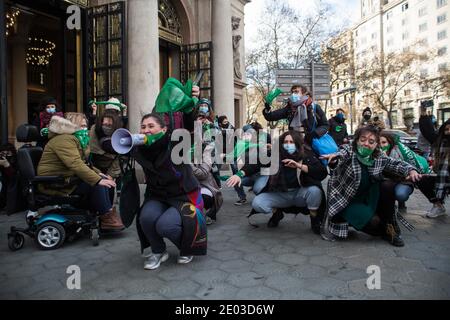 Barcellona, Catalogna, Spagna. 29 Dic 2020. Le donne sono viste con sciarpe verdi.il movimento argentino, verde marea (Marea Verde), fa una chiamata di fronte al consolato argentino a Barcellona che martedì, 29 dicembre, il giorno che il Senato argentino dibatte per dare la sanzione finale ad una legge che permette l'interruzione volontaria della gravidanza. Credit: Thiago Prudencio/DAX/ZUMA Wire/Alamy Live News Foto Stock