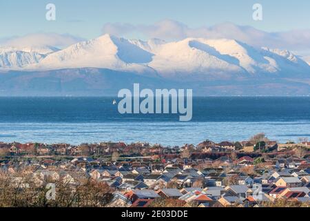 Isola di Arran da Troon, Scozia, 29 dicembre 2020. Una neve pesante è caduta durante la notte coprendo il picco di Goatfell (874 metri) e gli altri 3 Corbets nella catena montuosa di Arran. Il clima limpido rende facile vedere le case di Arran attraverso il Firth di Clyde, a più di 16 miglia di distanza. Credit: Findlay/Alamy Live News Foto Stock